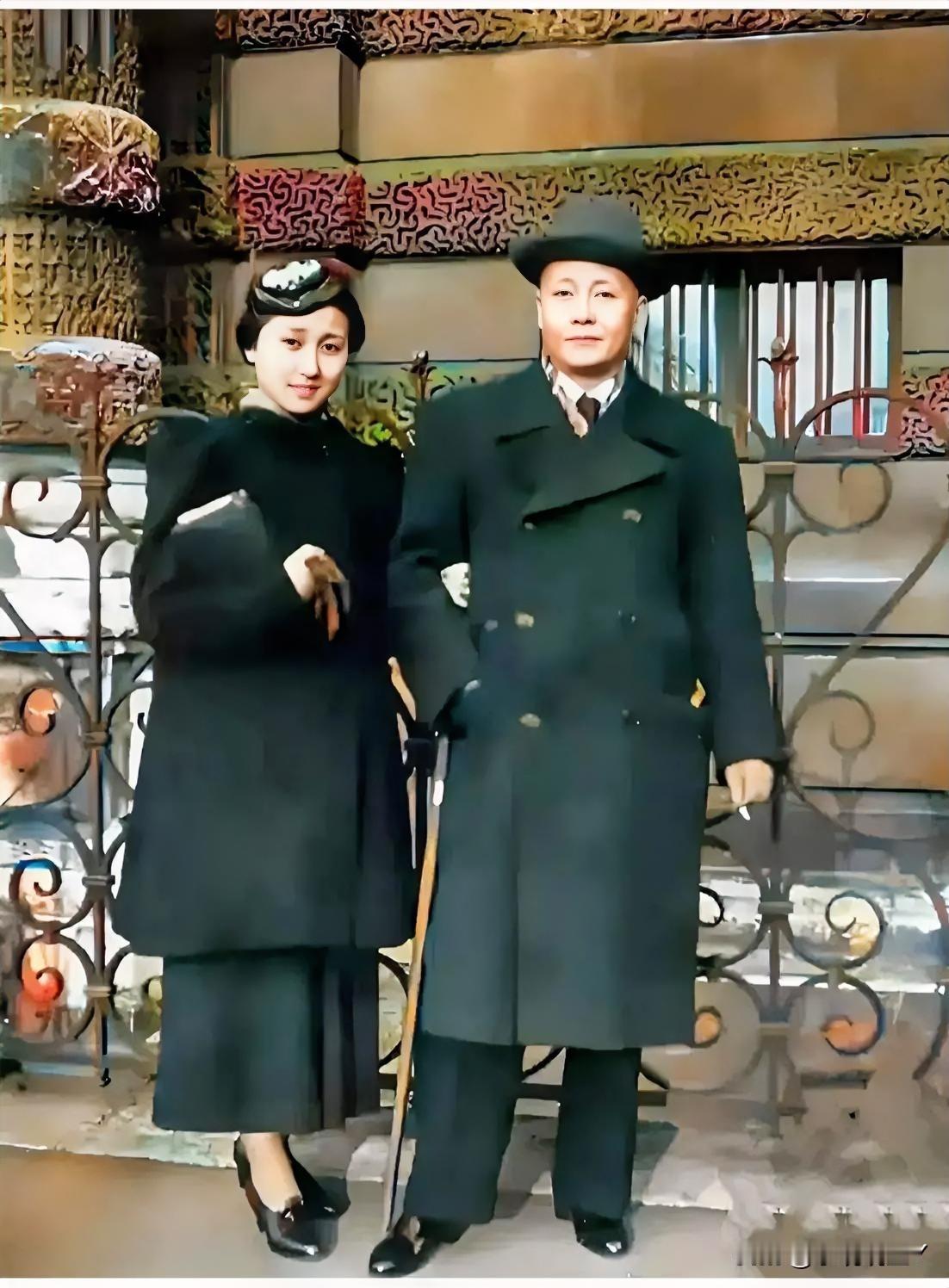 钱学森的夫人蒋英，1936年与她的父亲蒋百里在巴黎卢浮宫外的珍贵留影。时年17岁