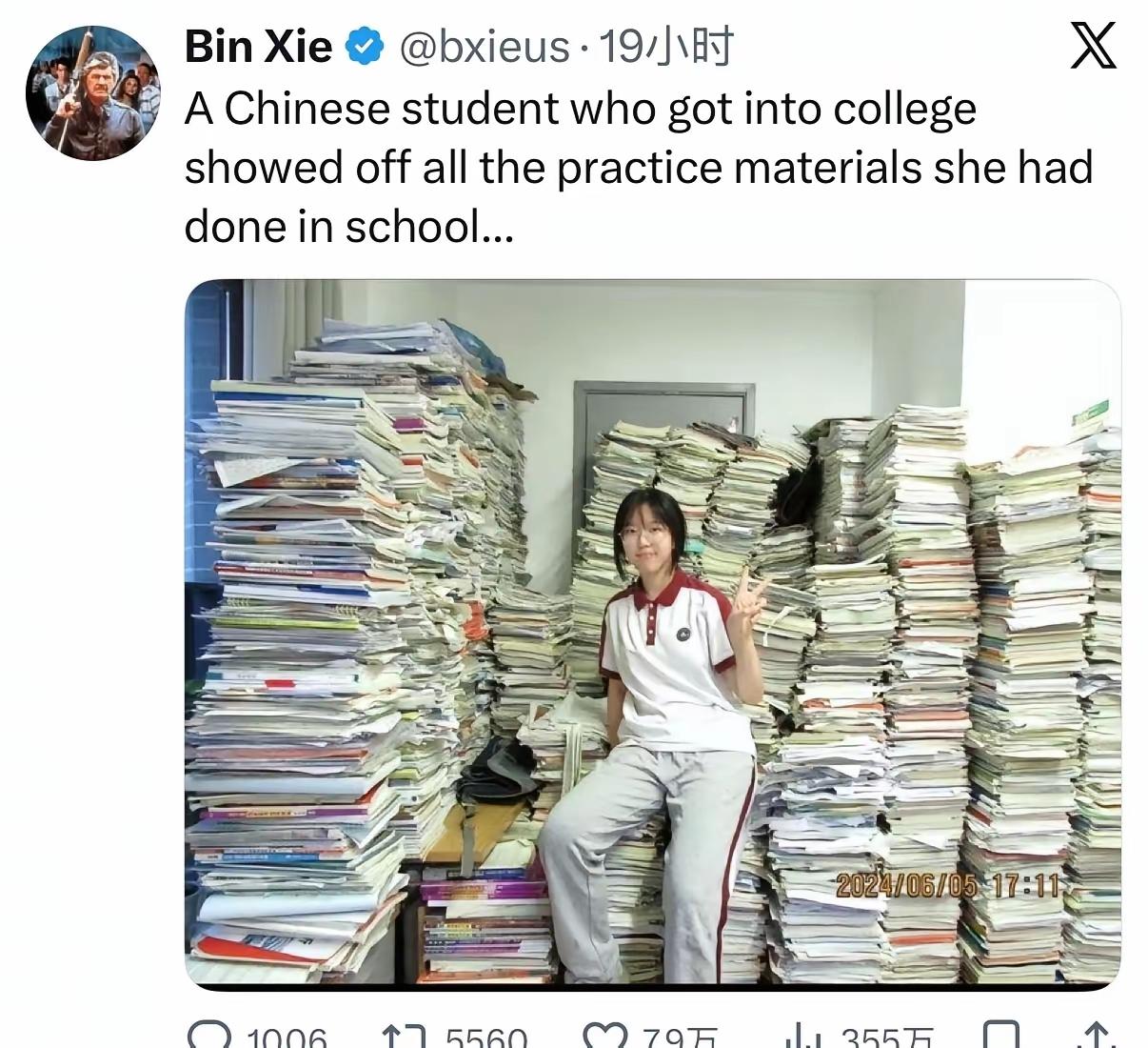 一位女生刚考上大学，从小学到高中的作业、试卷、课本，她全都完好保留了下来。如今