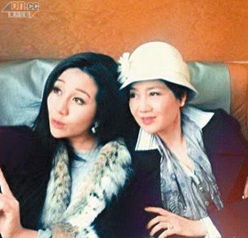 何超盈长得一点都不像四太，就像何超盈女儿长得一点儿也不像她一样。何超盈女儿长着一