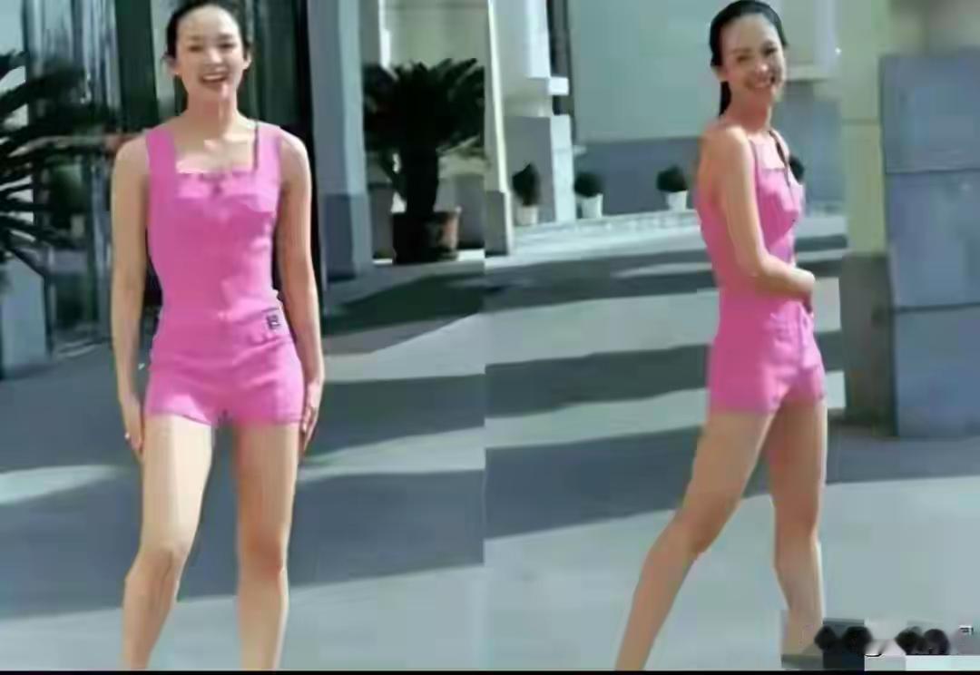 这张章子怡1997年在中戏宿舍拍的旧照最近翻出来，真的看得人挪不开眼。18岁的