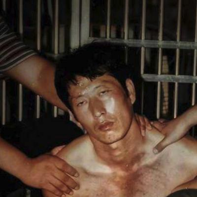 2005年，谢宗芬走出监狱大门。她没回头看一眼身后的家，却拉着狱友直奔新疆，义无