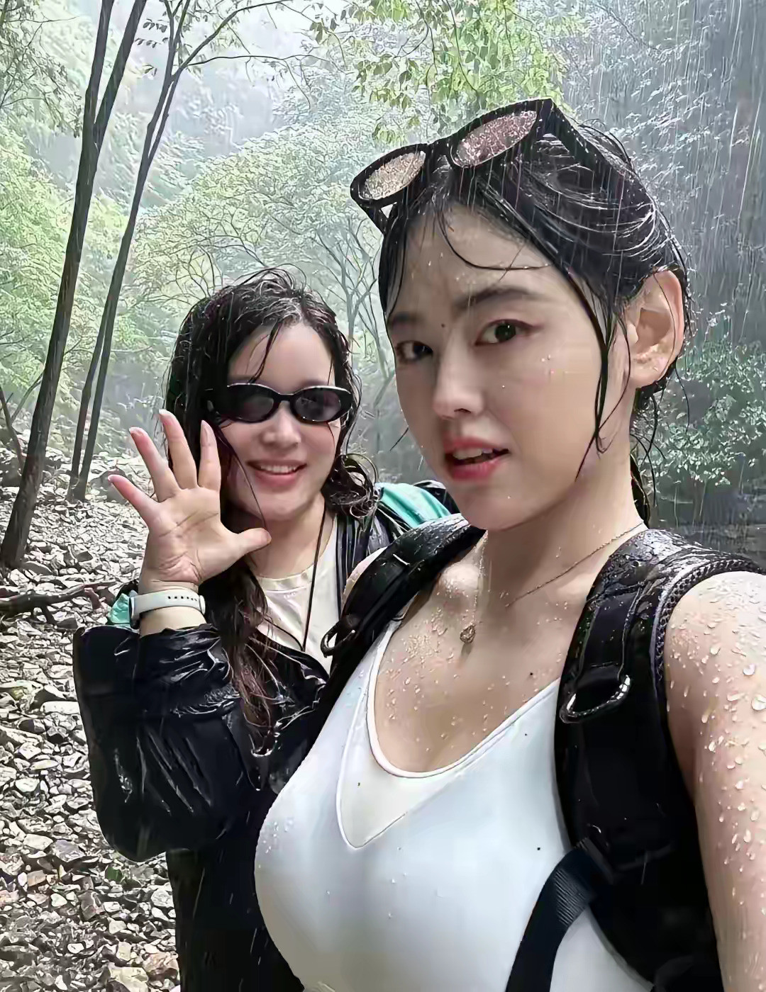 雨中徒步爬山，挑战自然？今天爬深圳梧桐山，都淋透了吧？
