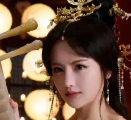 942年，后晋皇帝石敬瑭病死。在丧礼上，刚登基的石重贵直勾勾地盯着婶婶冯氏。晚上