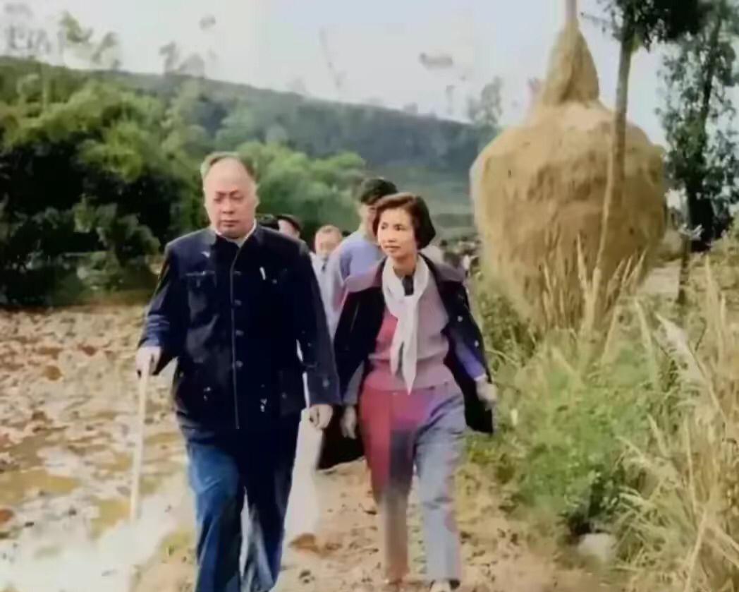 六十年代，陈毅和妻子张茜一起回四川老家乐至看望乡亲们，要返回了，已有住了好几天了