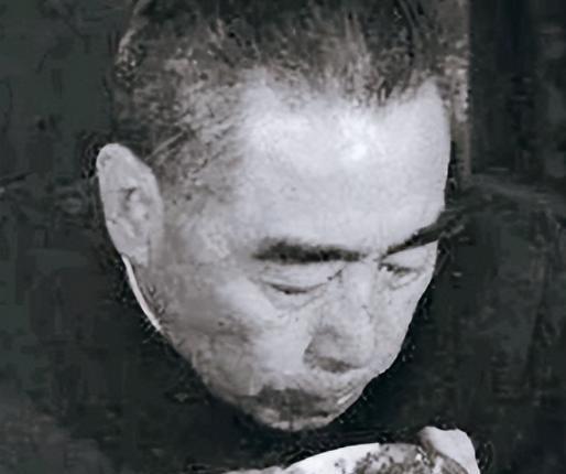 1957年，周总理在杭州楼外楼宴请到访的外宾，他刚咬了一口糖醋丸子，脸色瞬间就变