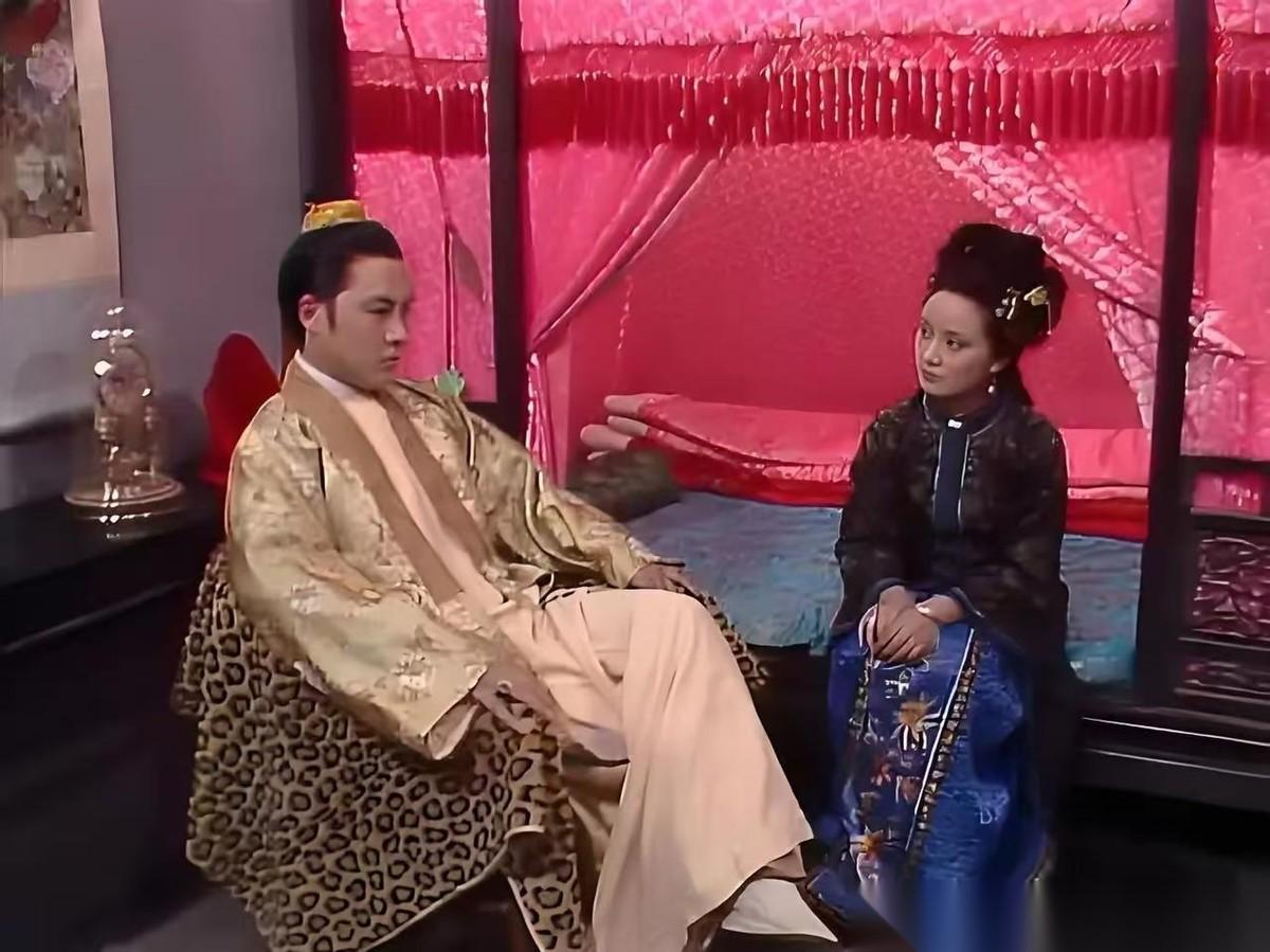 你根本不知贾琏凤姐常在白天同房的真实原因周瑞家的给王熙凤送宫花时，小丫头丰儿坐