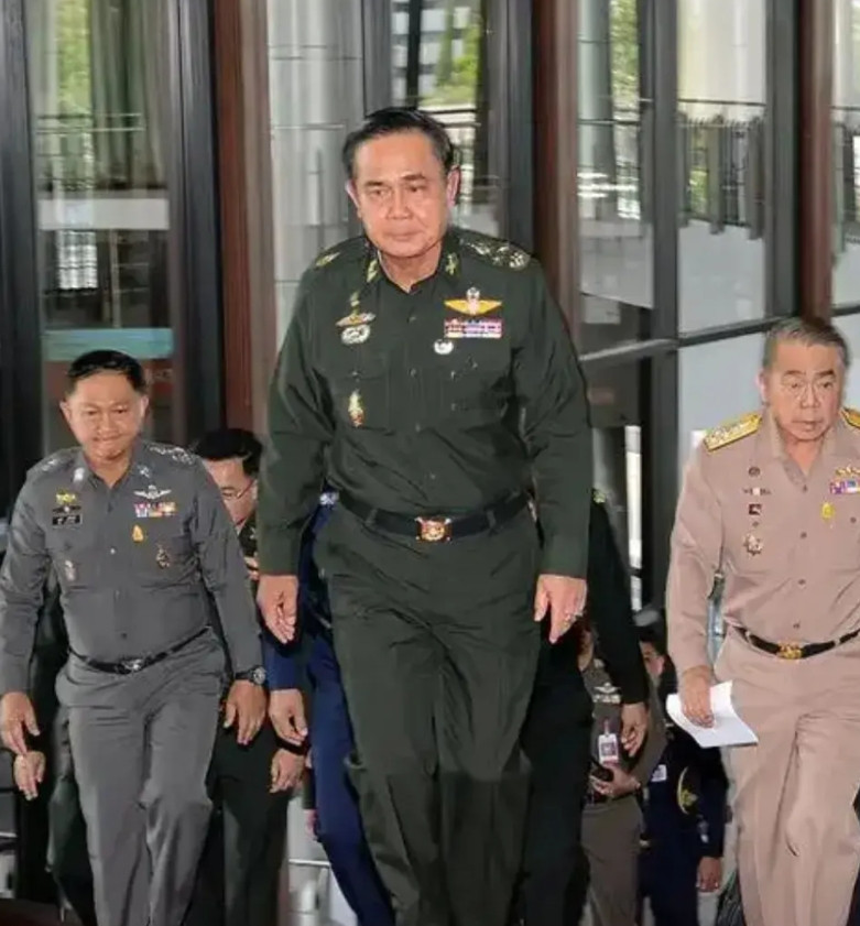 泰国是名副其实的军政府。裕仁曾经想做的事情，在泰国这里办成了。在泰国，军方跟皇室