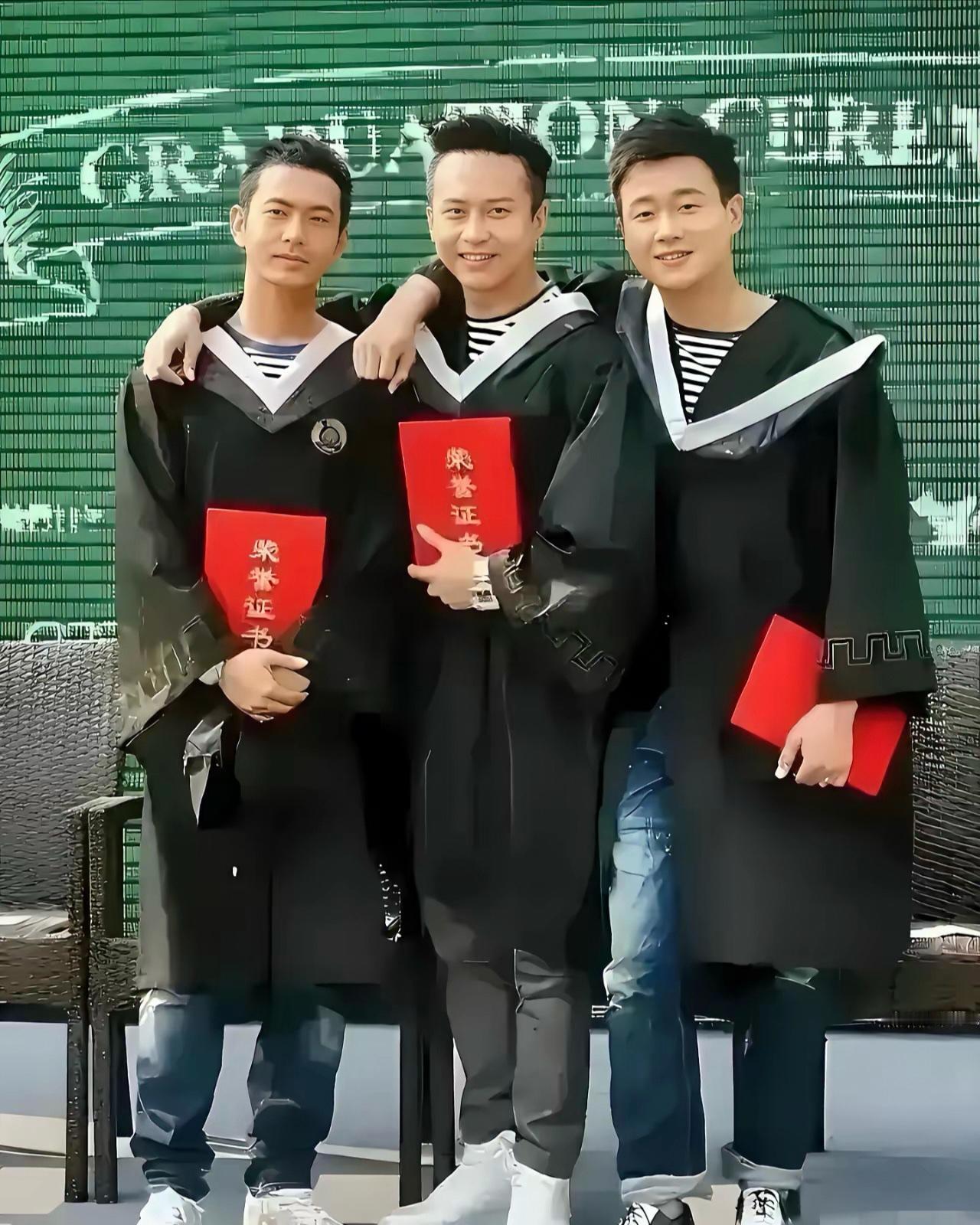 这是黄晓明最想删除的照片吧？因为三人在一起，他是最矮的…