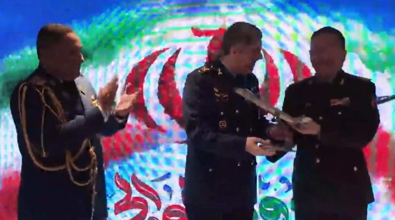 2月10日，中方赠送伊朗司令一架歼-20模型，现场爆发会心的笑声！ 那天，在