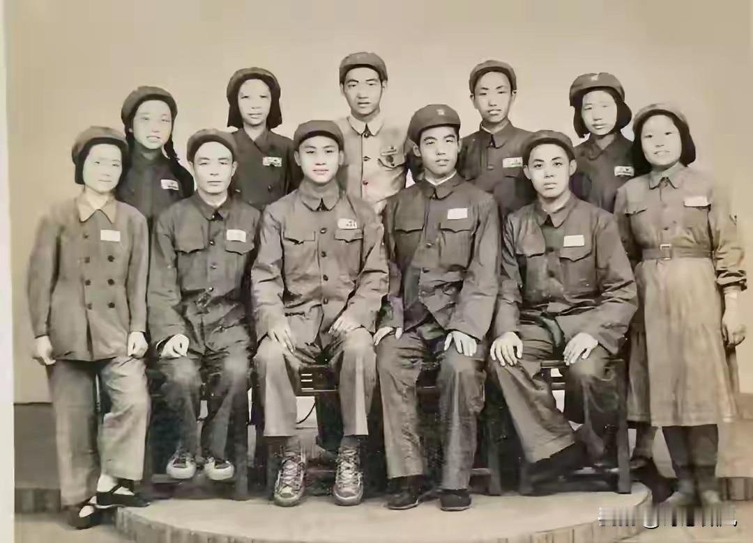 1952年文件要求，1955年底前10万女军人须处理完毕：转业或复员这份文