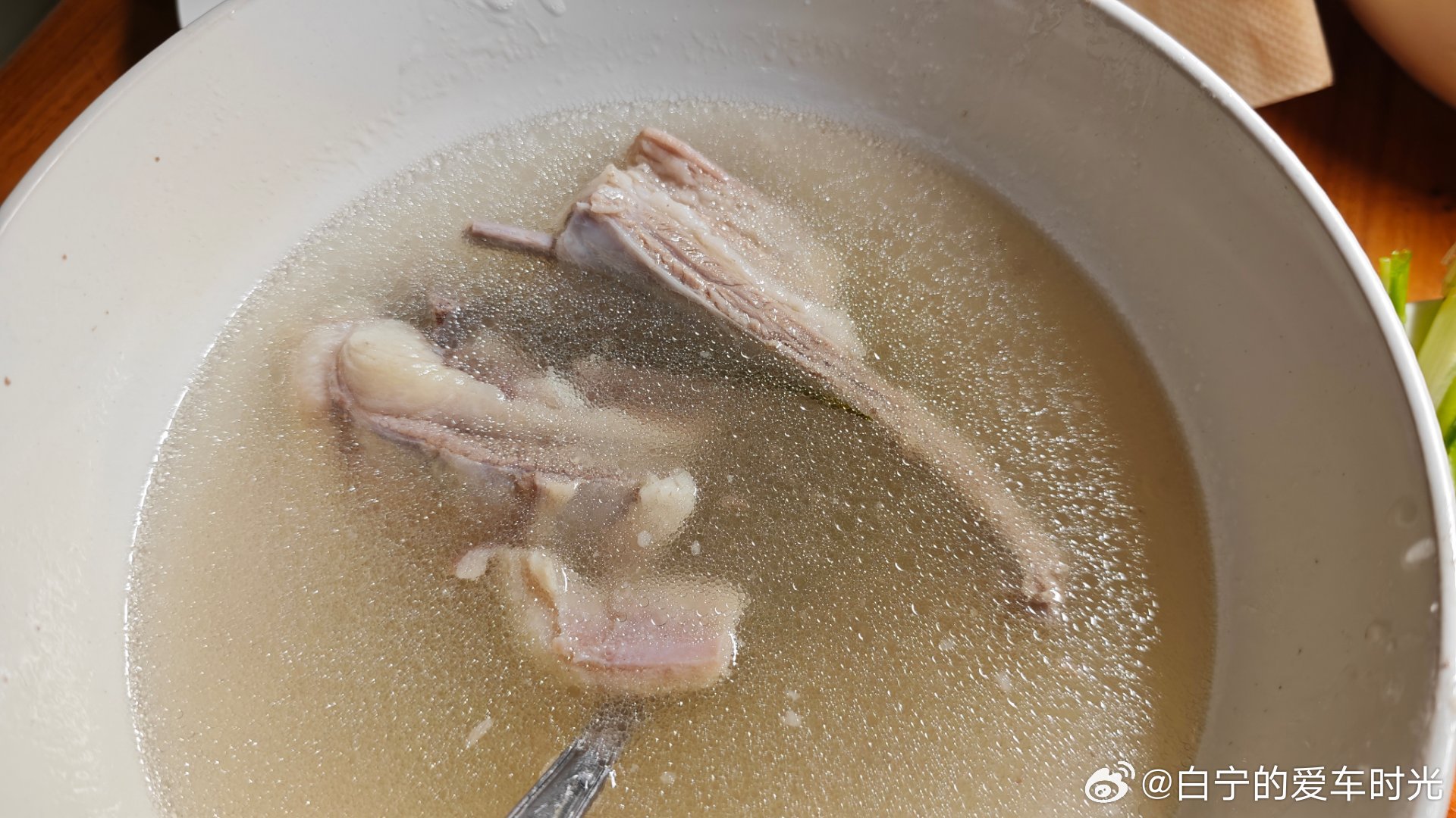 今日晚餐，自己做的手把肉羊汤配小葱加洋葱，主食蒸白薯。够健康吗？你们今晚都吃的啥
