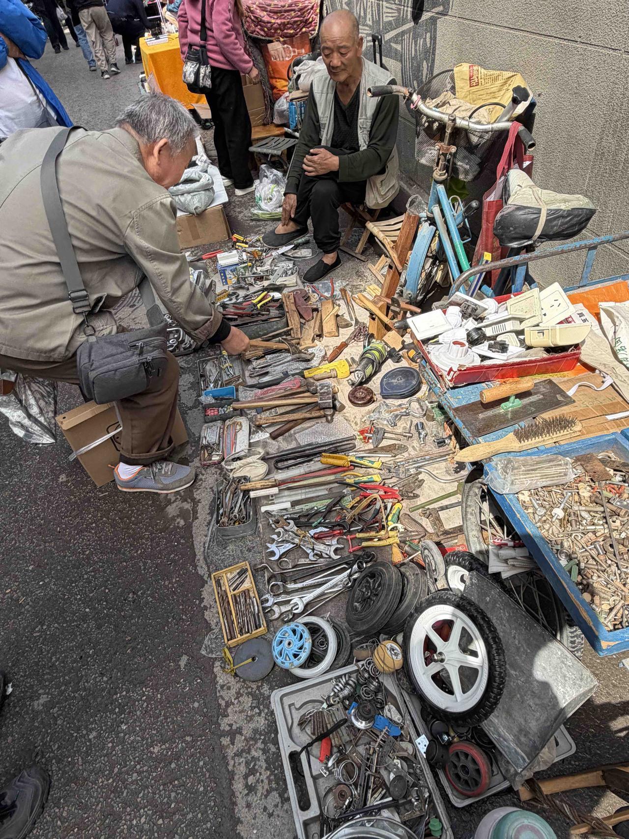 前两天，我逛西安档子，在西仓西巷，看到一家卖旧工具的摊子。有顾客在摊子上选购，