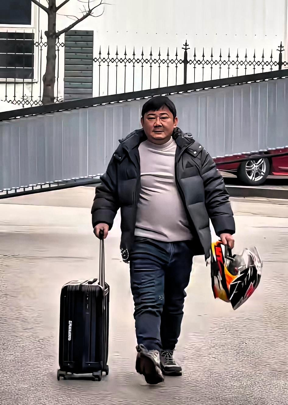 张雪这时刚从前公司凯越离职，走路姿势甚是嚣张。配上晒得黝黑的脸，还有那大大的啤酒