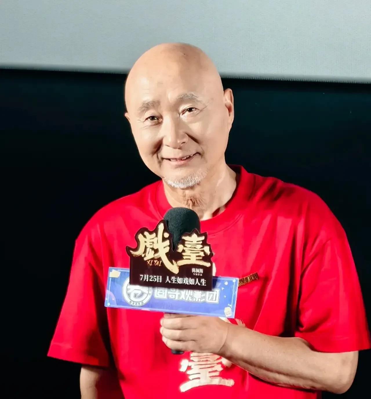 在《戏台》的宣传会上，陈佩斯上台时，观众大喊:“你还管得了观众爱看谁吗？”陈佩斯