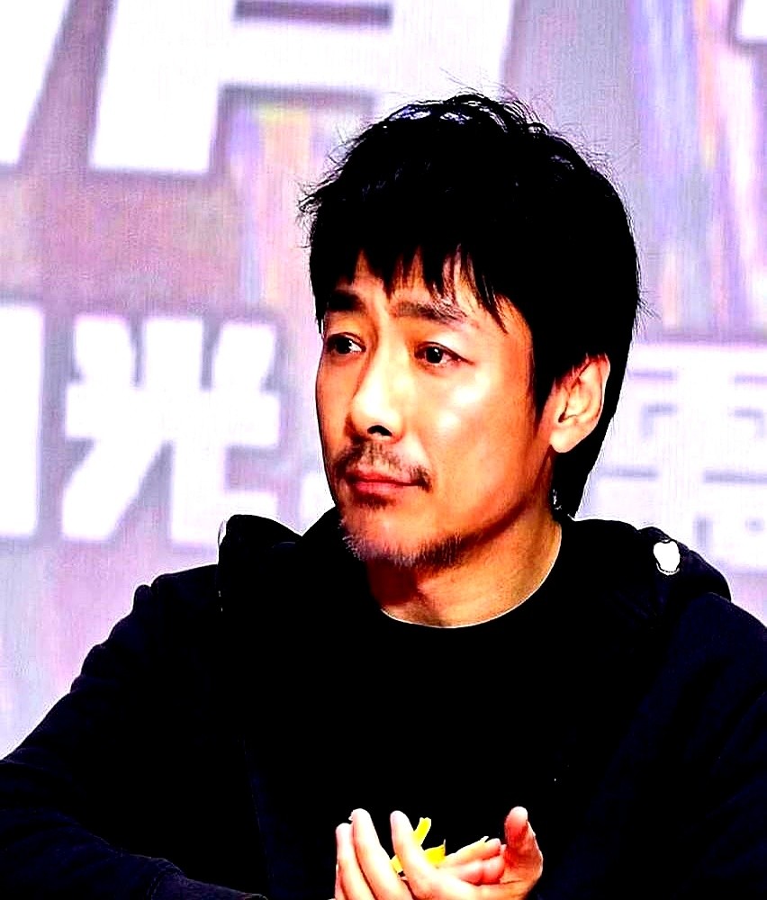 《潜伏》里余则成扇李涯那一巴掌，剧本上根本没有。孙红雷拍戏时临时加戏，抡圆了真抽。祖峰没躲硬吃下来，