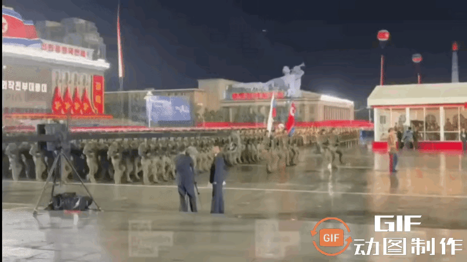 莫非是俄罗斯派方队支援了一下？​隔壁朝鲜晚上阅兵，其中一个徒步方队中有两面旗帜。