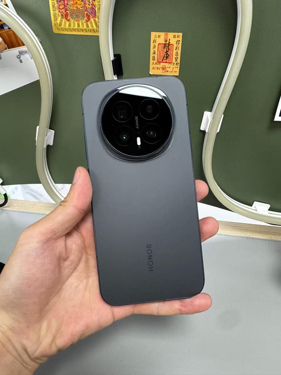 这一块钱真的难到我了，想不到荣耀Magic8和荣耀WIN现在差价这么小，怎么选是
