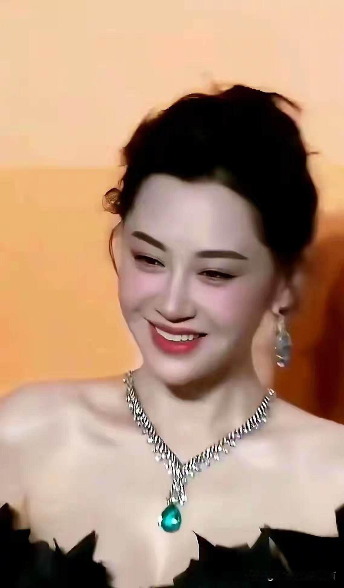 原来许晴的好身材一直被低估，当她穿上抹胸款的礼服裙，凹凸有致的比例感也太迷人了吧