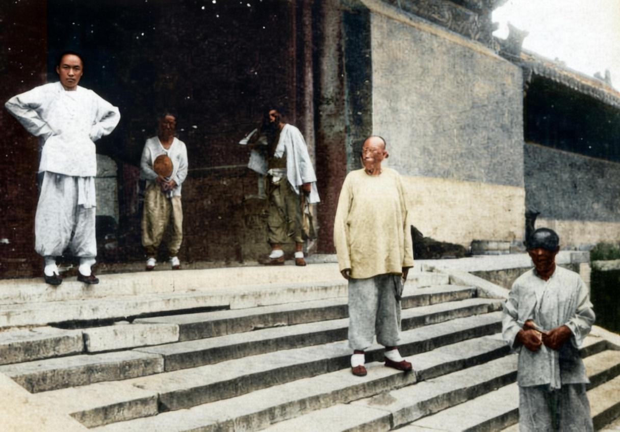 1900—1901年，八国联军占领北京期间，紫禁城的一处宫殿台阶上，这些男子是慈