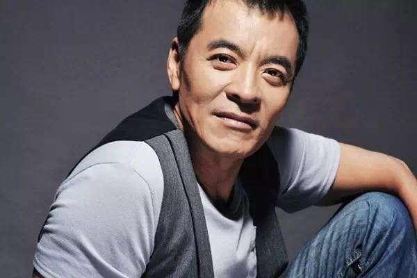 老戏骨刘威看着相貌平平，实际上还是个美女收割机，两位大美女何晴和杨若兮都和他