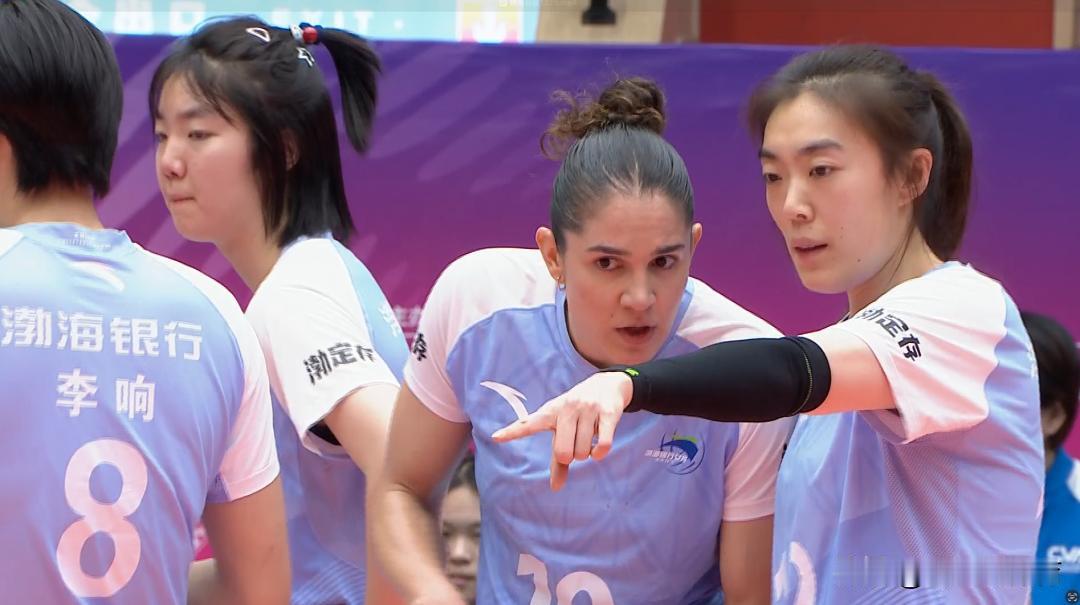 天津女排成为大赢家！天津女排36岁外援老将娜塔莉亚在排超联赛摧枯拉朽，坐镇主场的