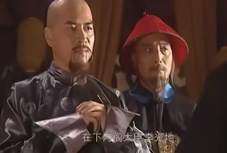 1717年，已经76岁的文渊阁大学士李光地，上奏康熙请求告老还乡；康熙不准，让李