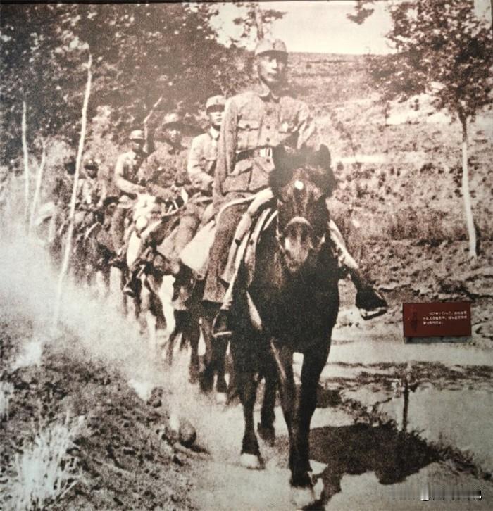 1937年11月的一天，战地记者沙飞拍下了这张珍贵的照片，当时晋察冀军区司令员聂