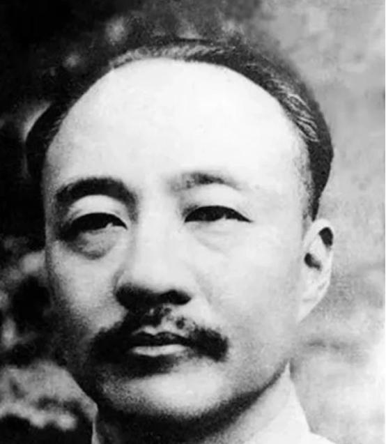 民国初年，李烈钧看上了好兄弟龚永的夫人华世琦。一天，李烈钧给了龚夫人2万大洋，说