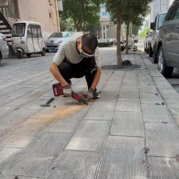 近日，河南新乡有位市民因清除地面残钉，被相关穿制服工作人员以产生扬尘、造成环境污
