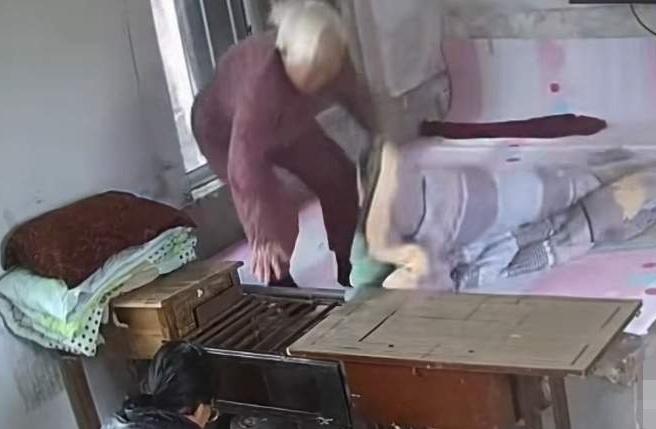 12月2日，山东威海。女子的姥姥84岁了，记性不大好，却很勤快。不让她做，还会发