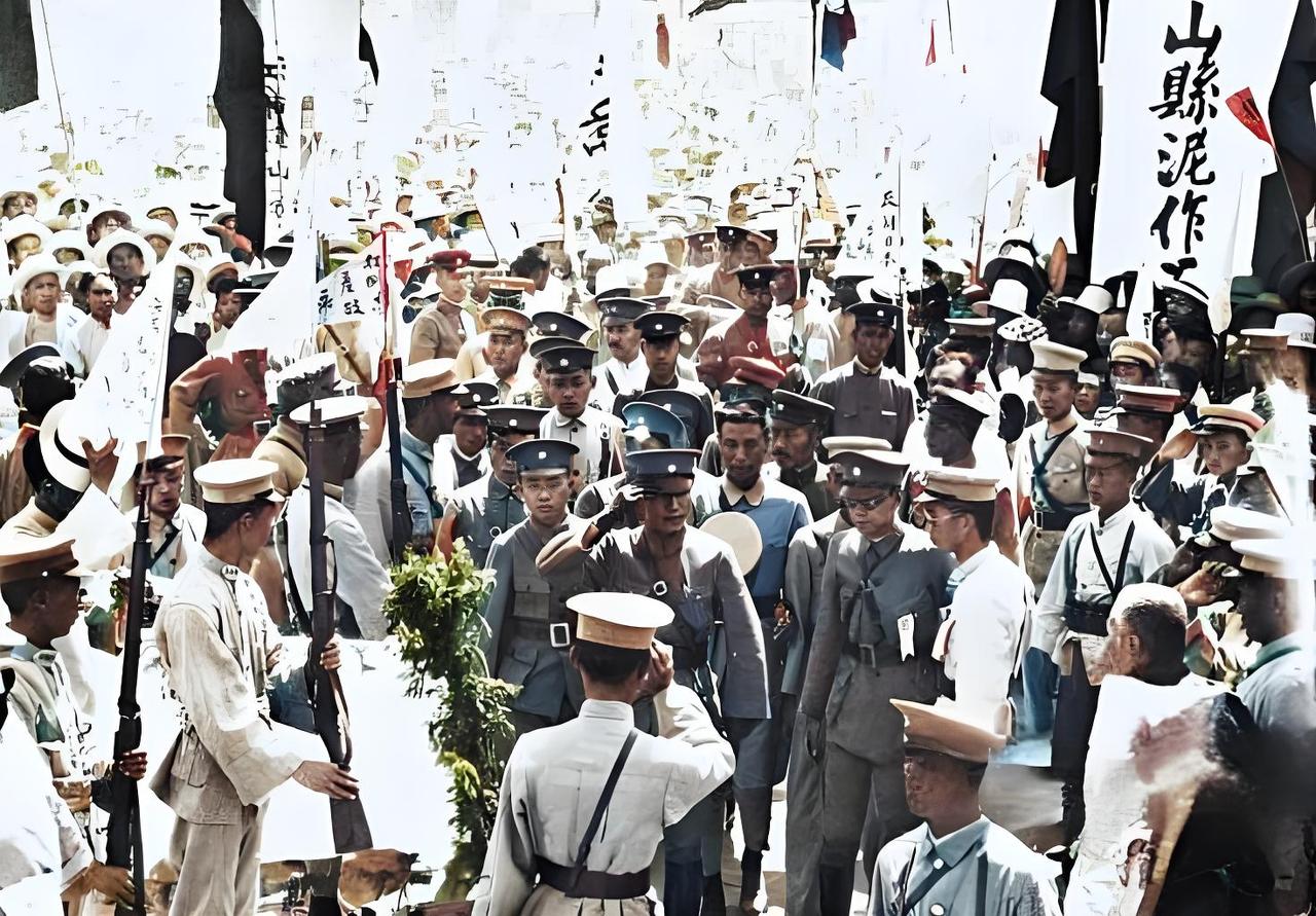 这张1927年7月18日拍的照片，捕捉了杭州一幕重量级的场面：国民革命军总司令蒋