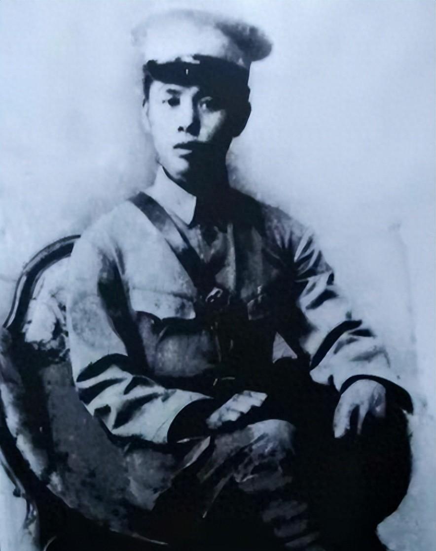 1950年他被调任部队政工副主任，正军级待遇，这次调整让他遇上难得的发展良机1