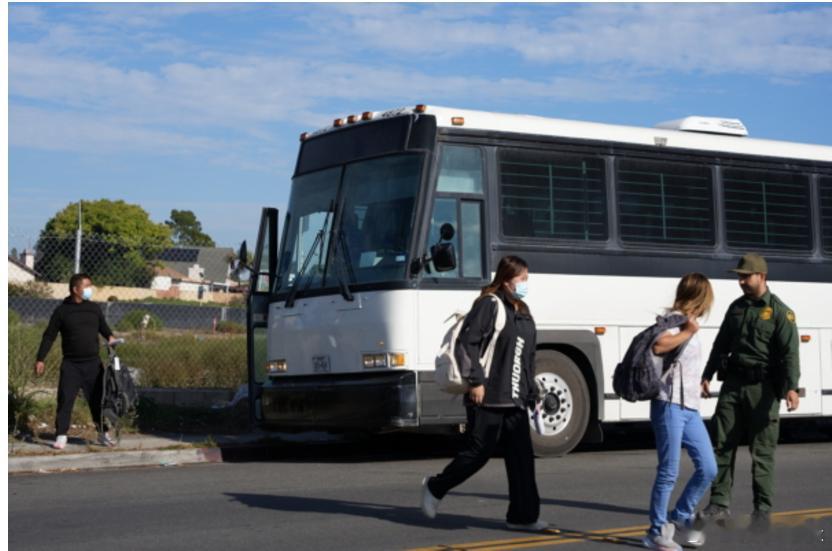 【男子安排国内老婆孩子从日本前往墨西哥事成支付10万美金，不料...】（洛杉矶