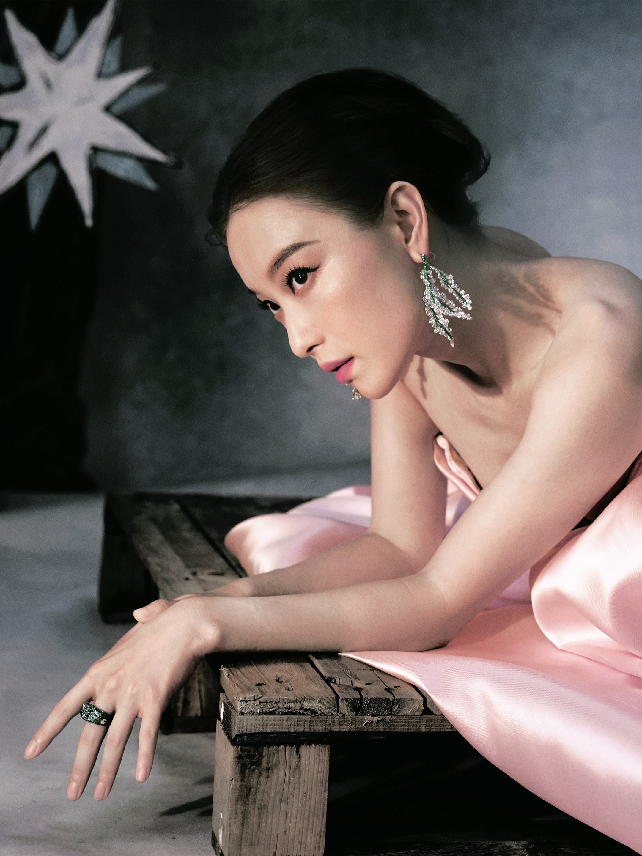 倪妮｜仙女如梦演员佩戴CINDYCHAO艺术珠宝WhiteLabel高级珠宝四季系列树枝耳环、叶片戒