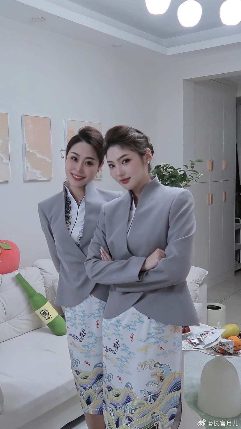 海航空姐，姐妹花。