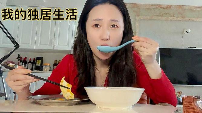 我给大家提个醒，千万不要去可怜身边节俭的人。我认识一位工厂看门大叔，六十多岁