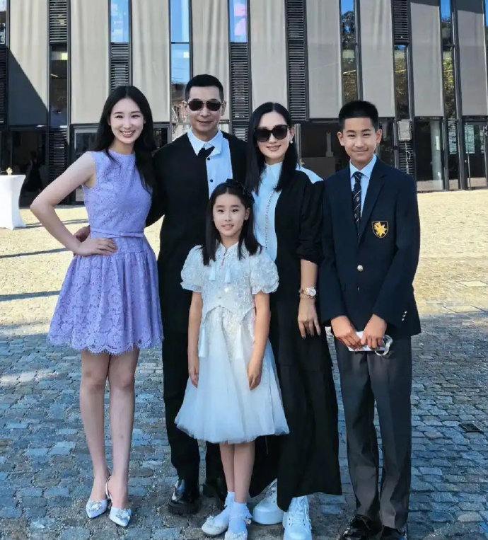 赵文卓儿子女儿都读瑞士名校，一年学费就要400多万，比李湘还豪横！