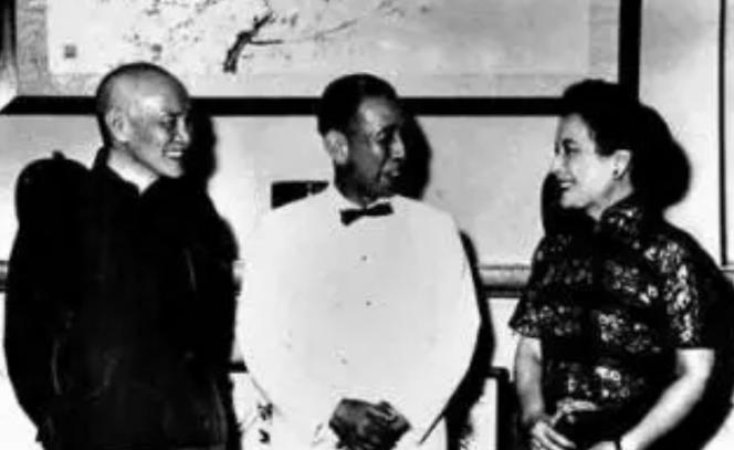 1963年，蒋介石接到一封十万火急的电报，电报里表示，中国大陆的翻译员周鸿庆在访