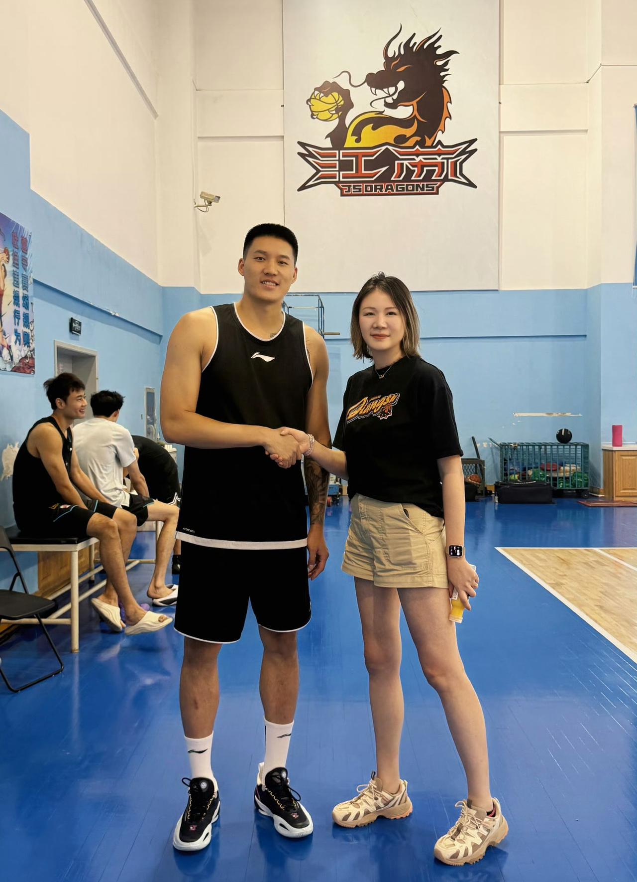 江苏肯帝亚男篮美女总经理积极操盘，全力补强阵容再战CBA赛场。近期，江苏肯帝