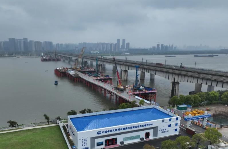 长赣高铁长沙湘江特大桥：智慧建造的“未来工厂”长赣高铁长沙湘江铁路特大桥，作为
