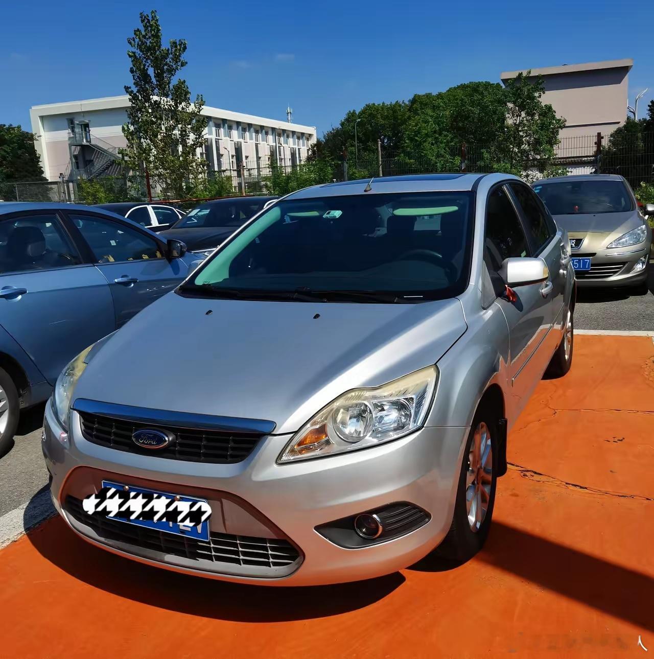 我家那辆福克斯，开了14年，跑了8万多公里。前几天换新车时，4S店给了两个处理老