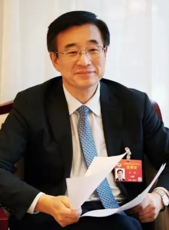 王辰没让儿子进医疗系统，而是去搞枯燥乏味的哲学，几乎就是一脚踏进净土。哲学系感觉