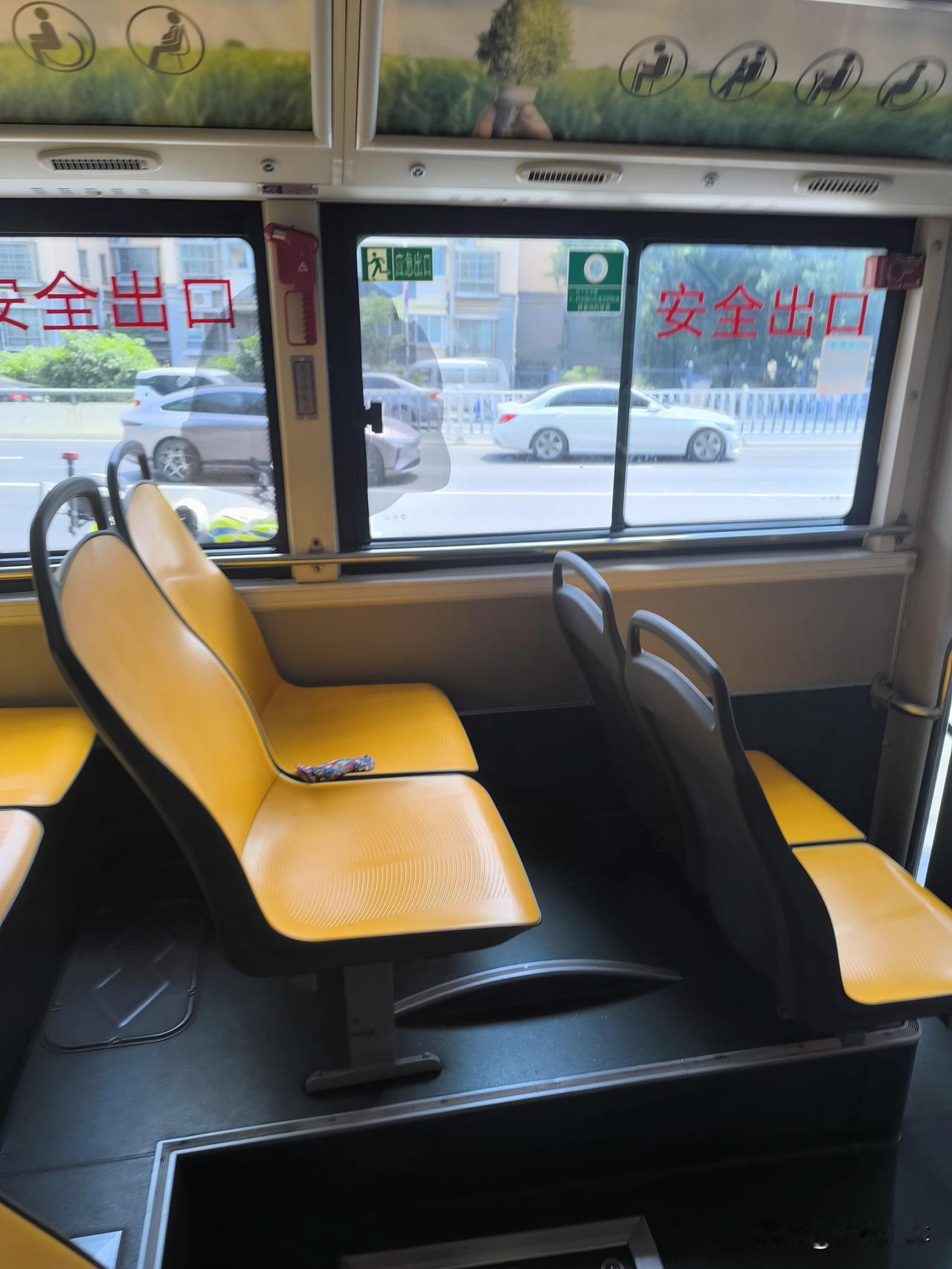 广西南宁的公交车，这三个操作真的是绝了。在广西南宁乘坐公交车，发现有三个地方特