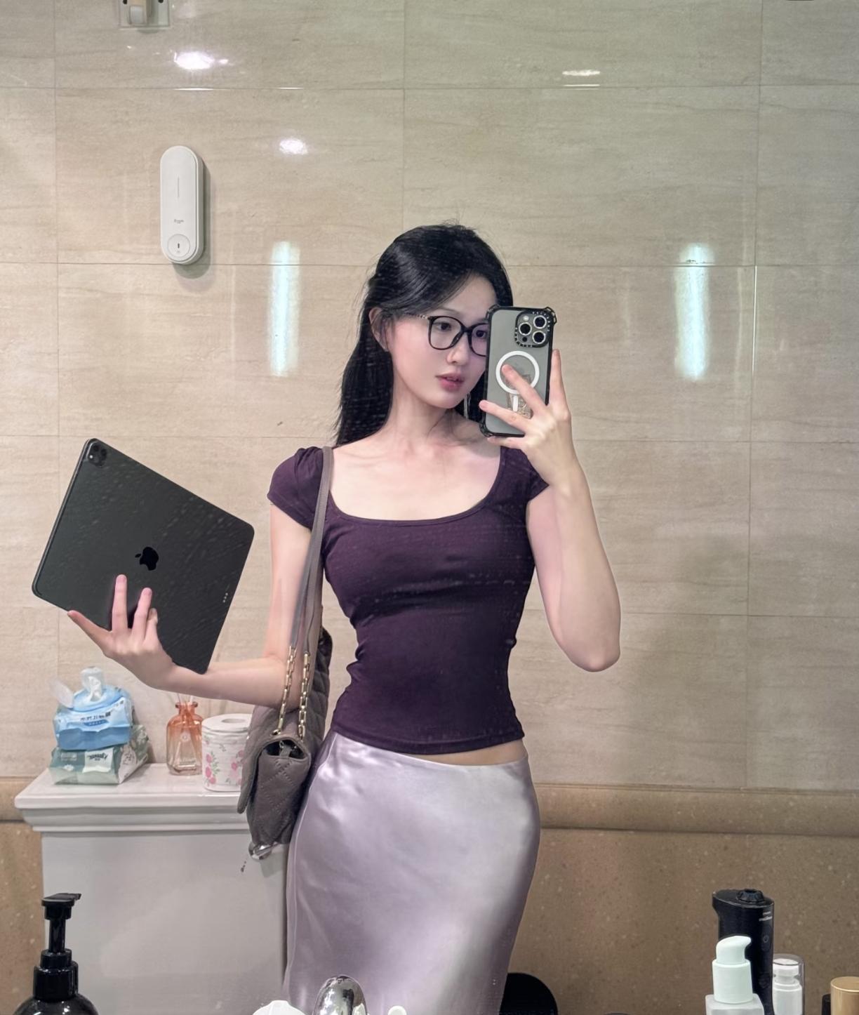 黑丝轻笼玉肌凉，镜里纤腰衬浅妆。棕衫牛仔韵偏长。眼镜半遮眸底意，香包