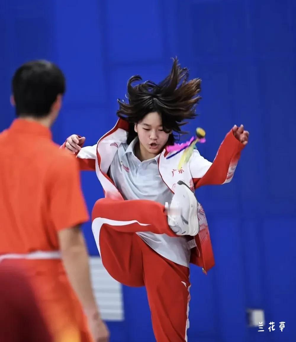 搞笑全红婵，踢键子的动作都能火出圈。有网友截图放大她的面部表情后评论：“原来全