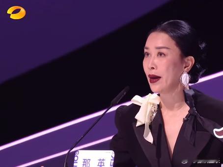所谓天后那英有口才有唱功但专业功力太差，翻来覆去在综艺节目活跃，从导师到选手再到