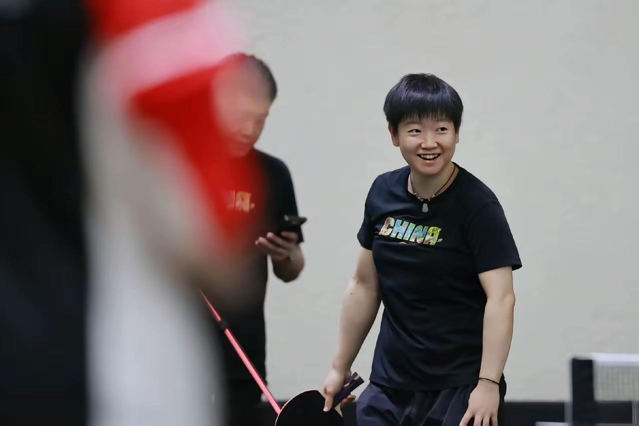 一觉醒来，看到莎莎、曼昱等人在进行适应性训练了！[赞]身穿黑色体恤的莎莎手握球