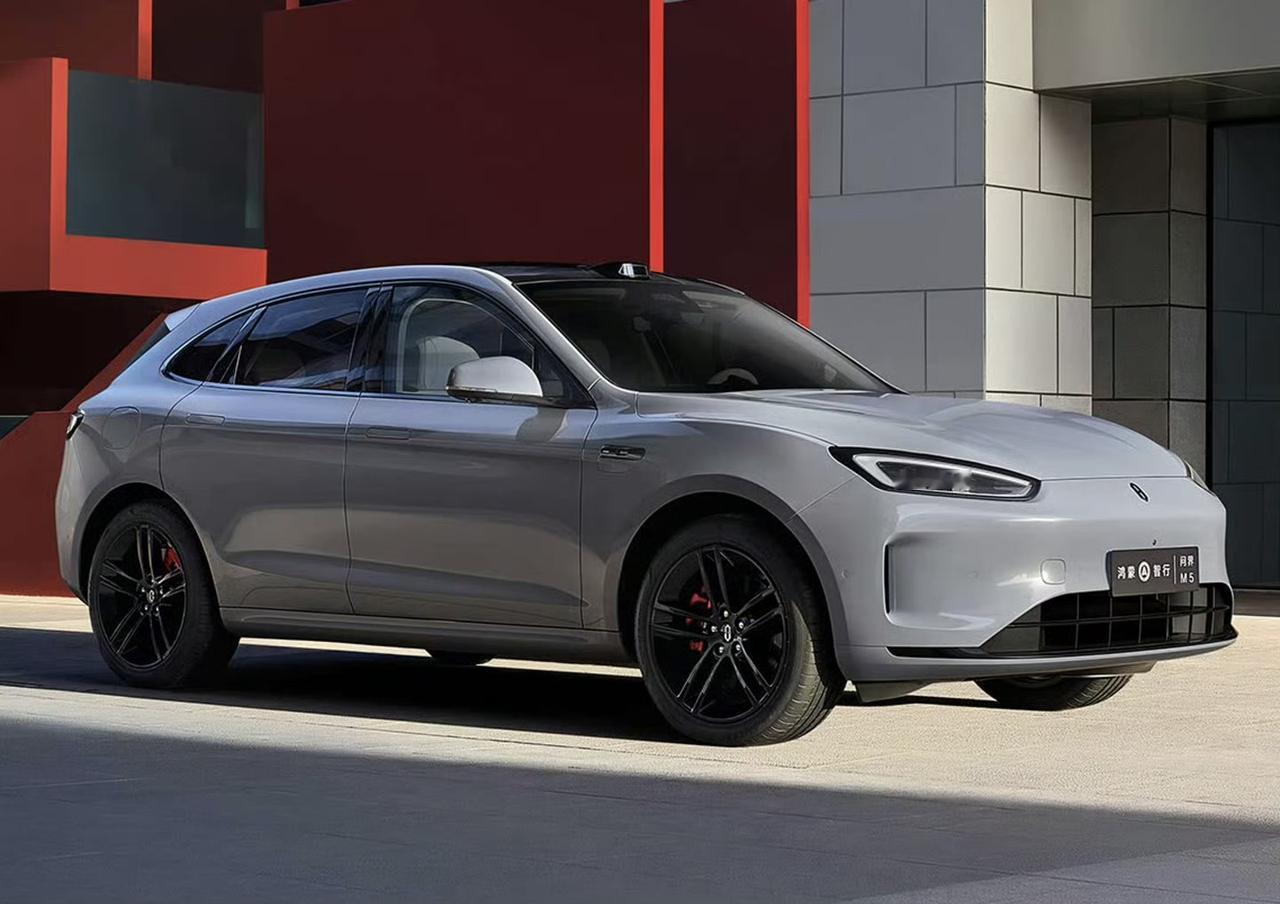 同为鸿蒙智行5系，问界M5和尚界H5谁更帅，这还真得好好唠唠。外观上，问界M5