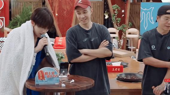 苏新皓兔子本体藏不住了苏新皓兔子属性藏不住啦！跑起来像兔子蹦跶，裹毯拿麦还搞怪，