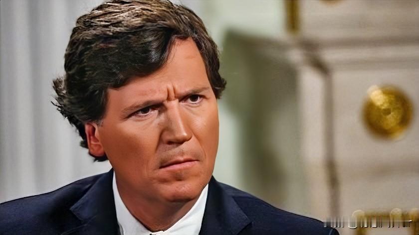 美国著名记者卡尔森表示，由于美国社会的反俄歇斯底里，以至于双方正在交战。然而，如